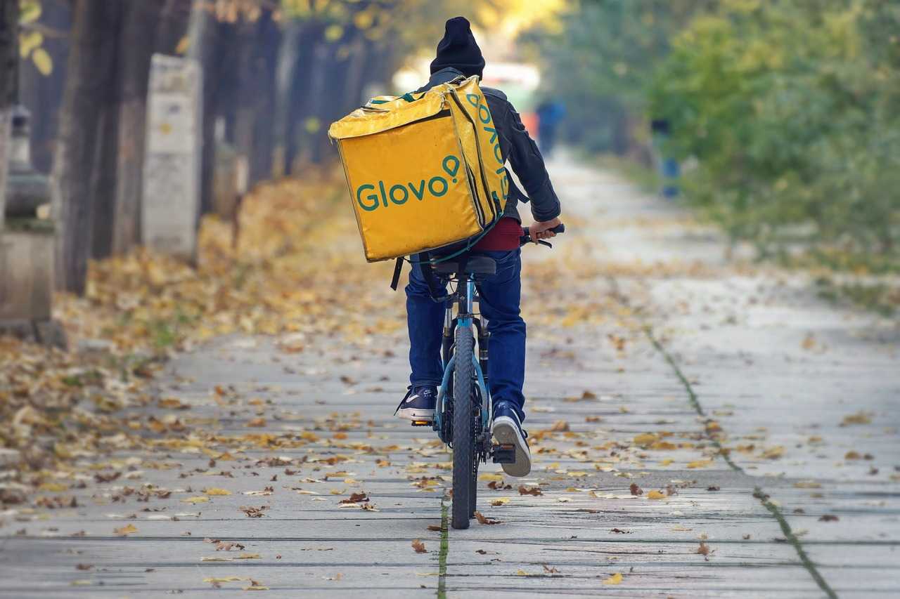 В КАЗАХСТАНЕ КУРЬЕРОВ YANDEX И GLOVO ОБЯЖУТ ПРОХОДИТЬ МЕДОБСЛЕДОВАНИЕ