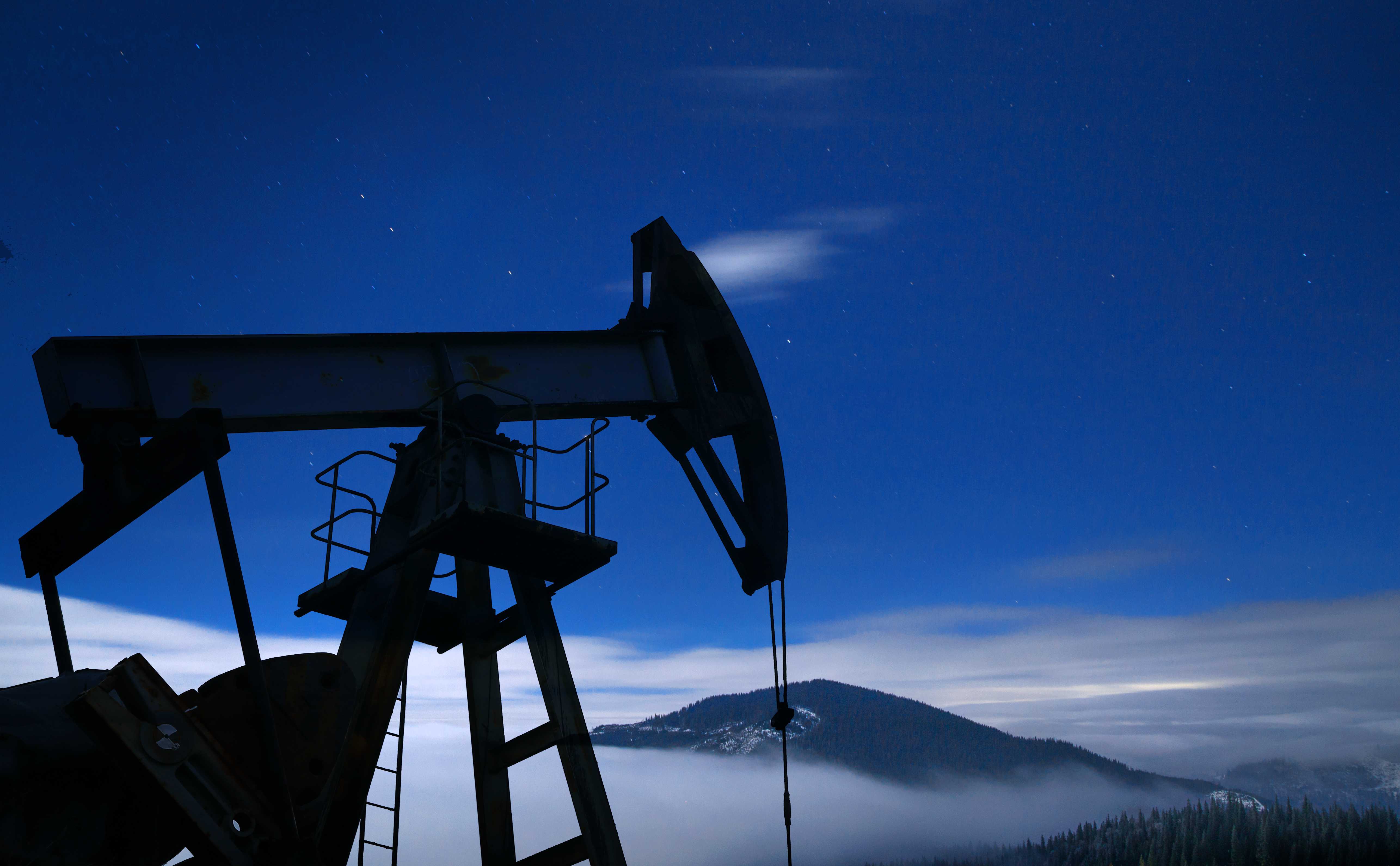 oil-pump-silhouette-night.jpg