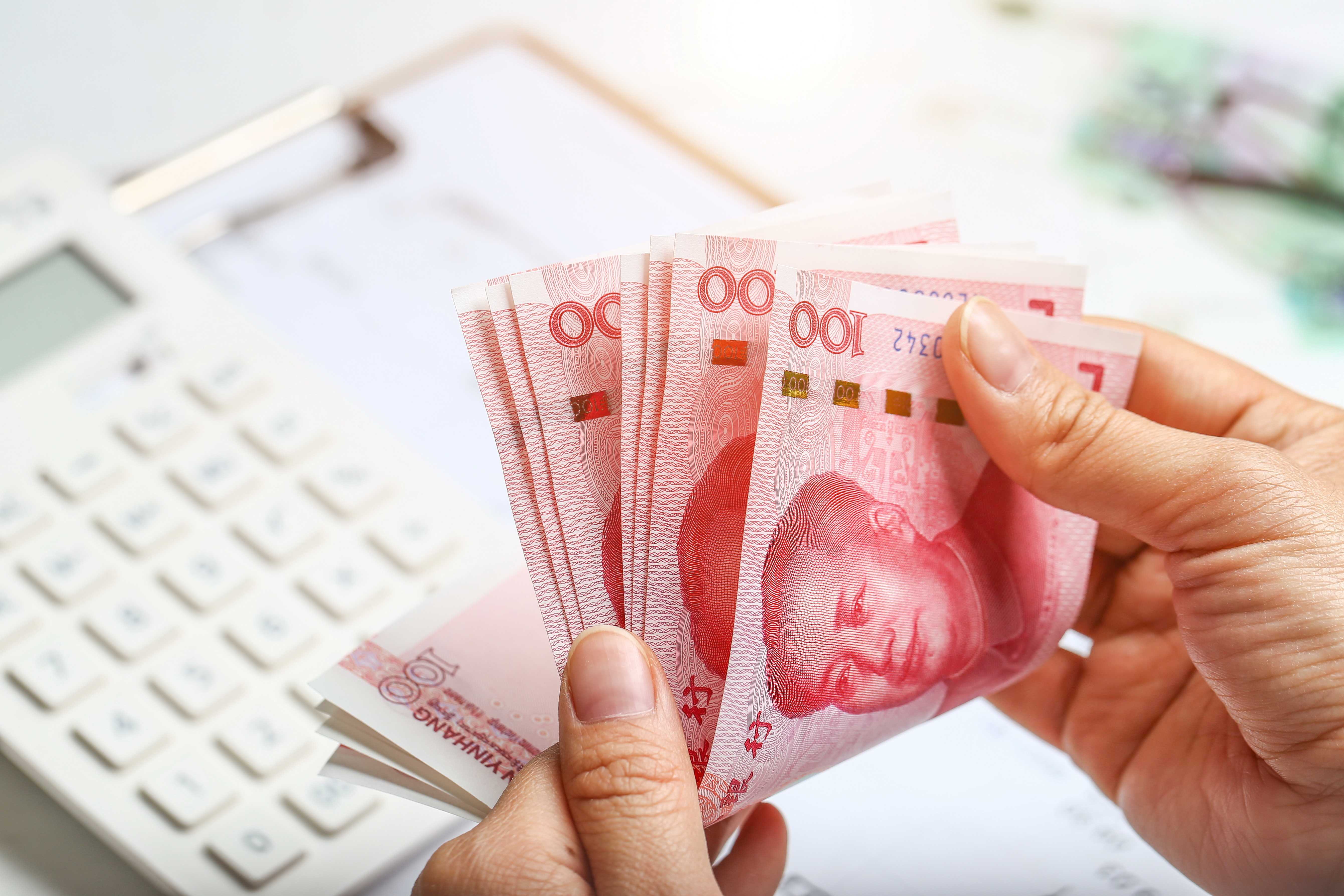 woman-hand-counting-money-rmb.jpg